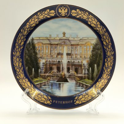 Тарелка настенная "Большой каскад и Большой дворец. Петергоф" из коллекционной серии "Лучшие виды Петергофа", АКМ Сувениры, фарфор, крытье кобальтом, деколь, золочение, Российская Федерация, 2000-2020 гг.