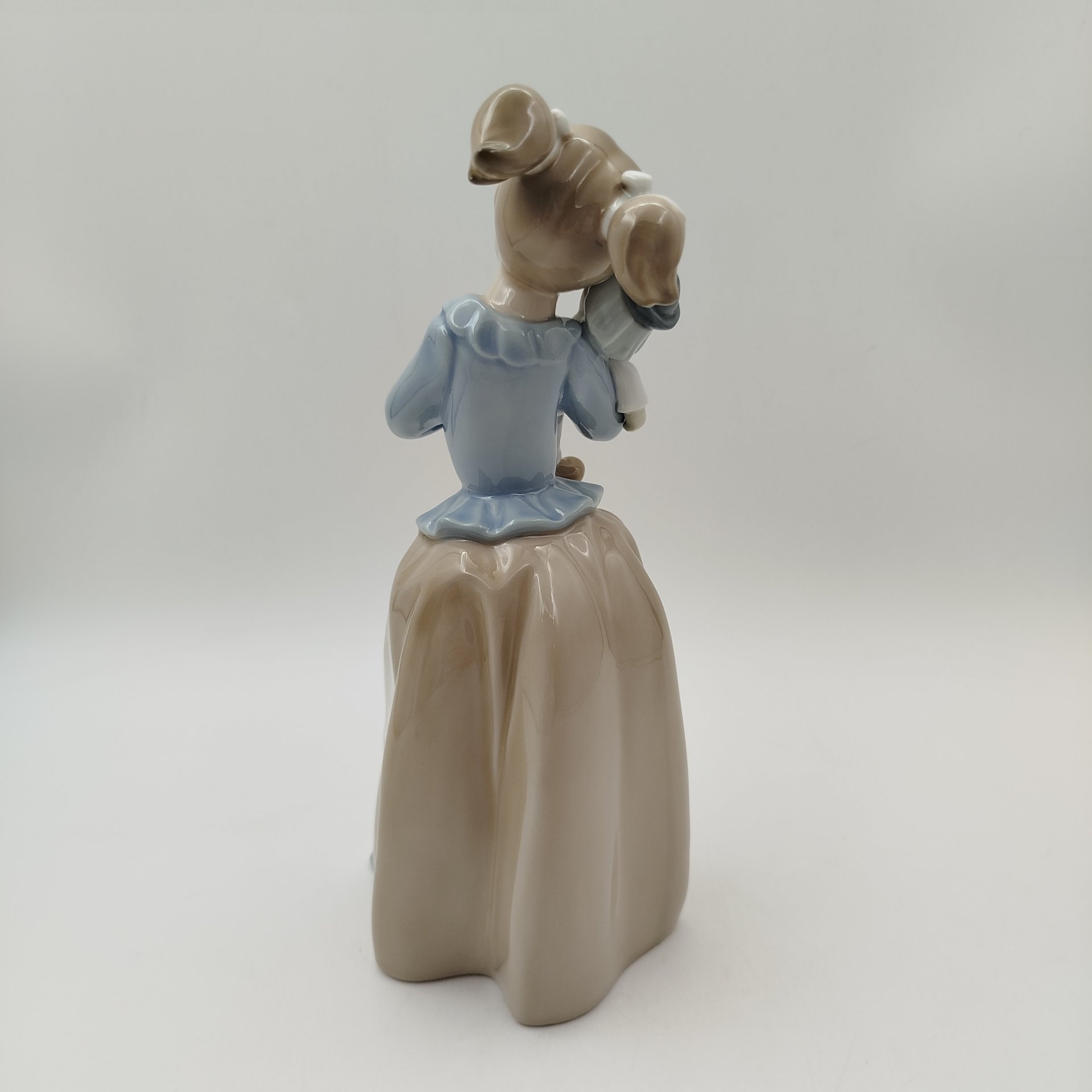 Статуэтка "Девочка с игрушечным клоуном", фарфор, роспись, NAO Porcelain, Испания, 1985-2000 гг.