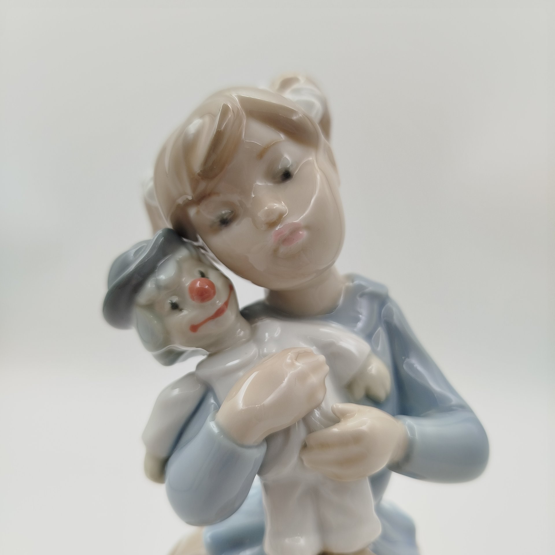 Статуэтка "Девочка с игрушечным клоуном", фарфор, роспись, NAO Porcelain, Испания, 1985-2000 гг.