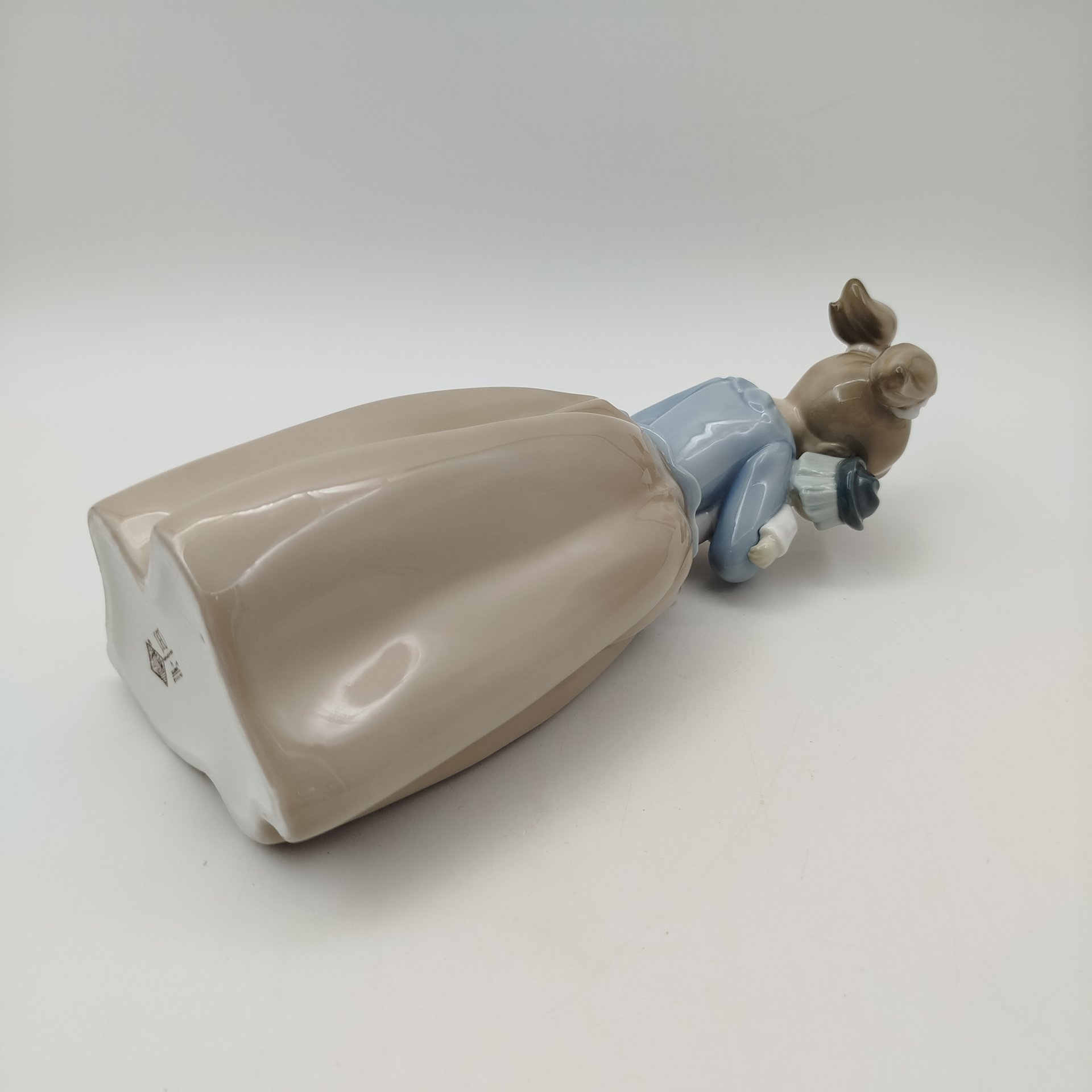 Статуэтка "Девочка с игрушечным клоуном", фарфор, роспись, NAO Porcelain, Испания, 1985-2000 гг.