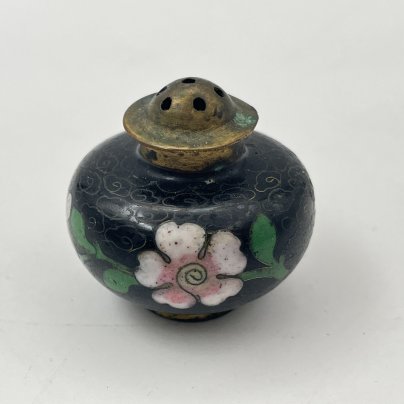 Солонка с цветочным декором на черном фоне, выполненная в технике клуазоне