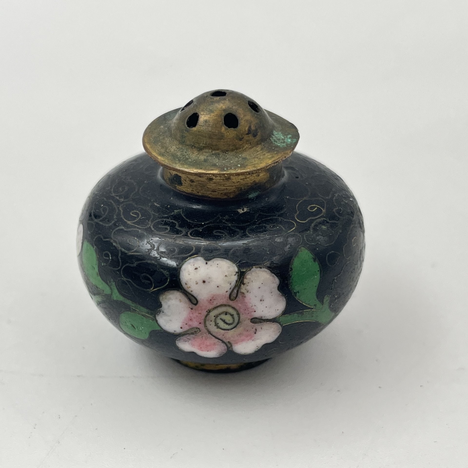 Солонка с цветочным декором на черном фоне, выполненная в технике клуазоне