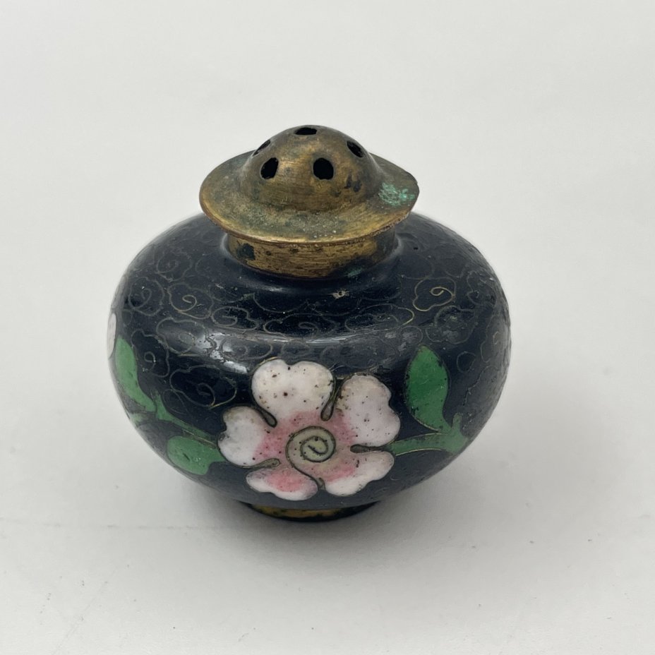 Солонка с цветочным декором на черном фоне, выполненная в технике клуазоне