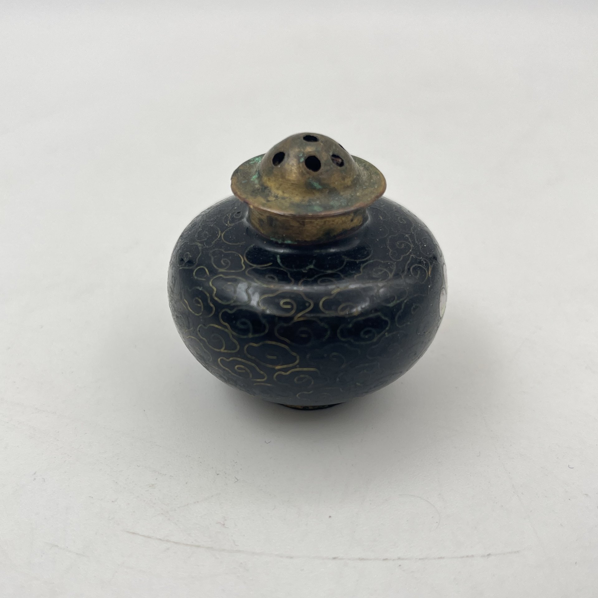 Солонка с цветочным декором на черном фоне, выполненная в технике клуазоне