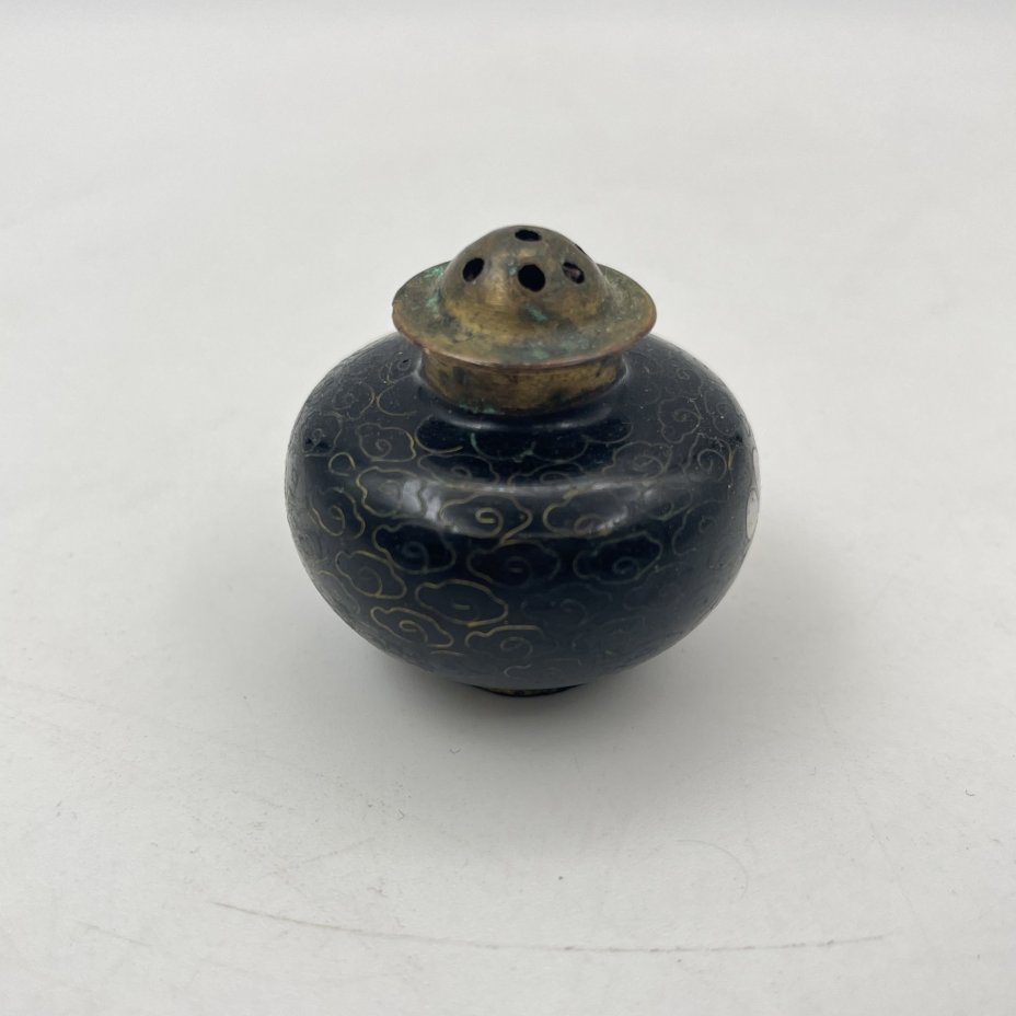 Солонка с цветочным декором на черном фоне, выполненная в технике клуазоне