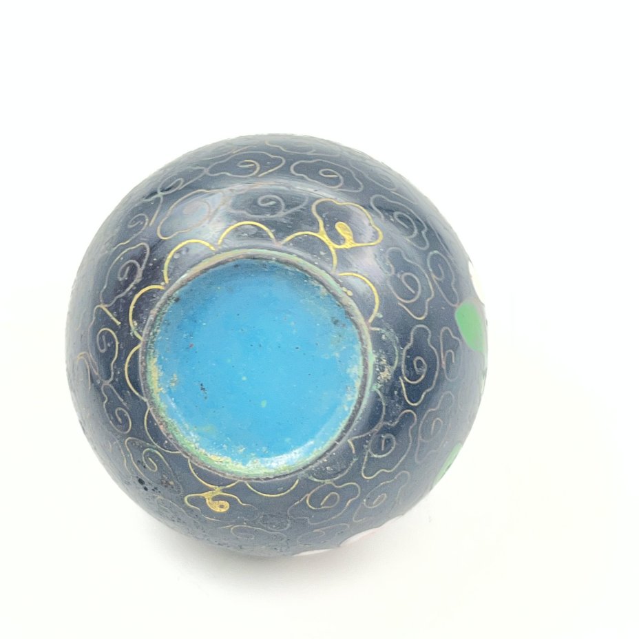 Солонка с цветочным декором на черном фоне, выполненная в технике клуазоне