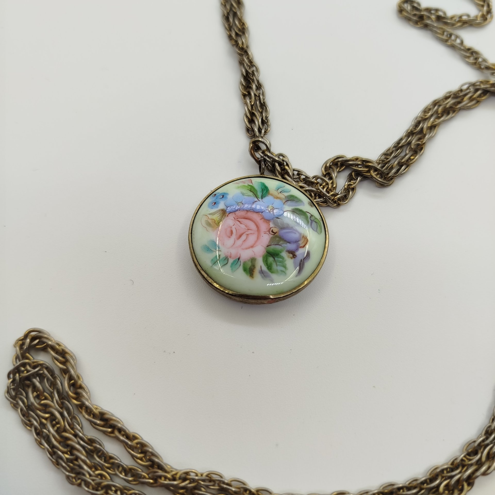 Медальон на цепочке украшенный цветочным декором