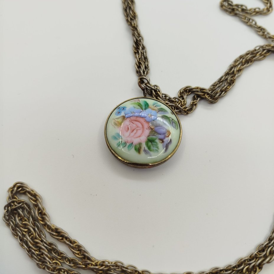 Медальон на цепочке украшенный цветочным декором