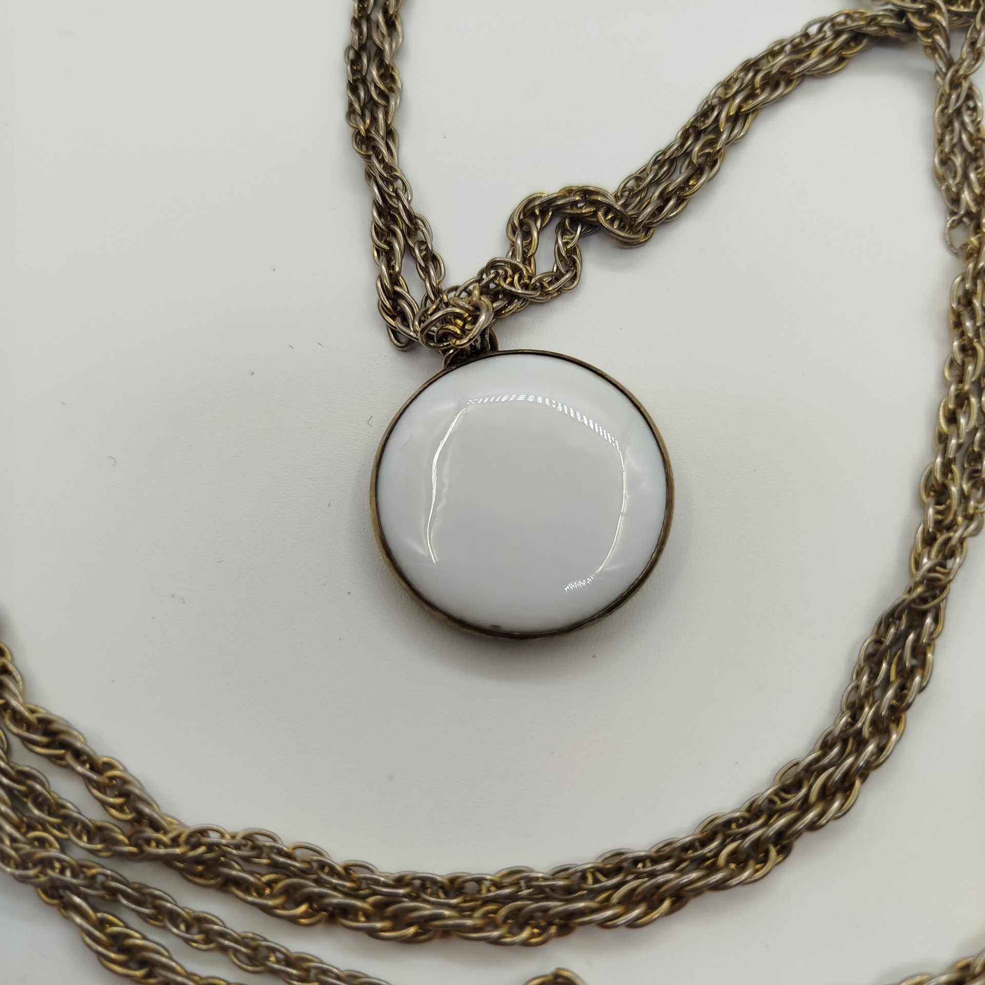 Медальон на цепочке украшенный цветочным декором