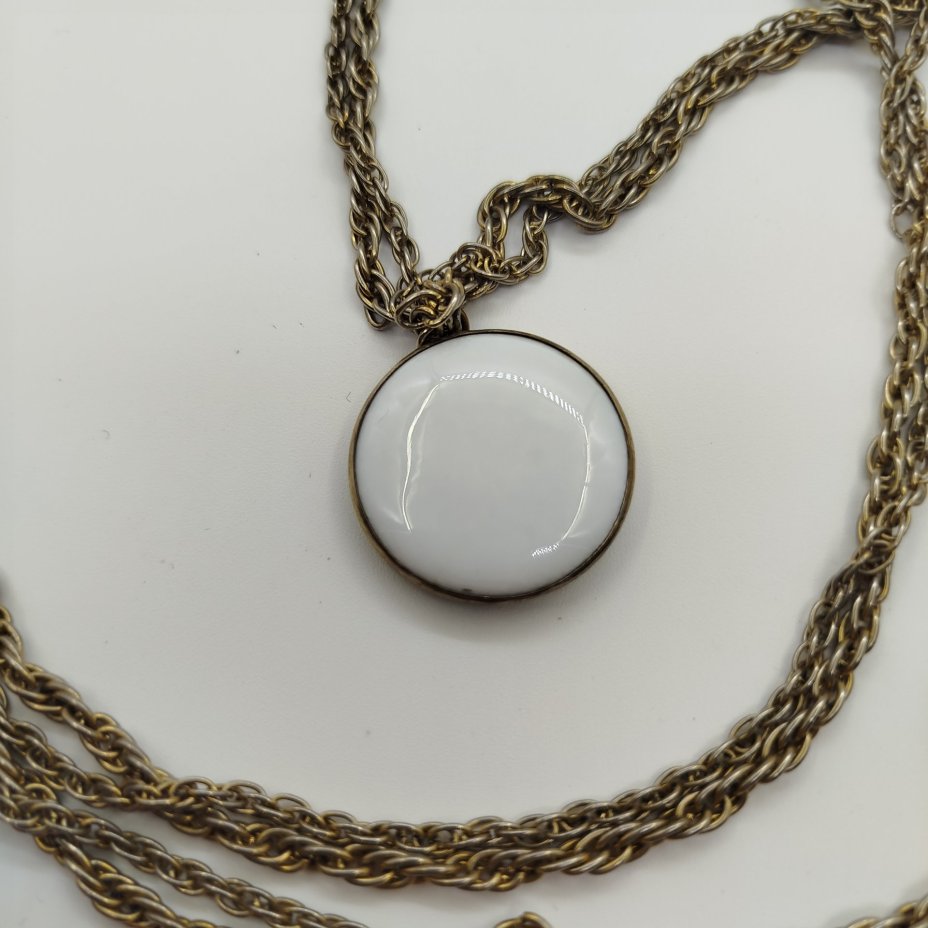 Медальон на цепочке украшенный цветочным декором