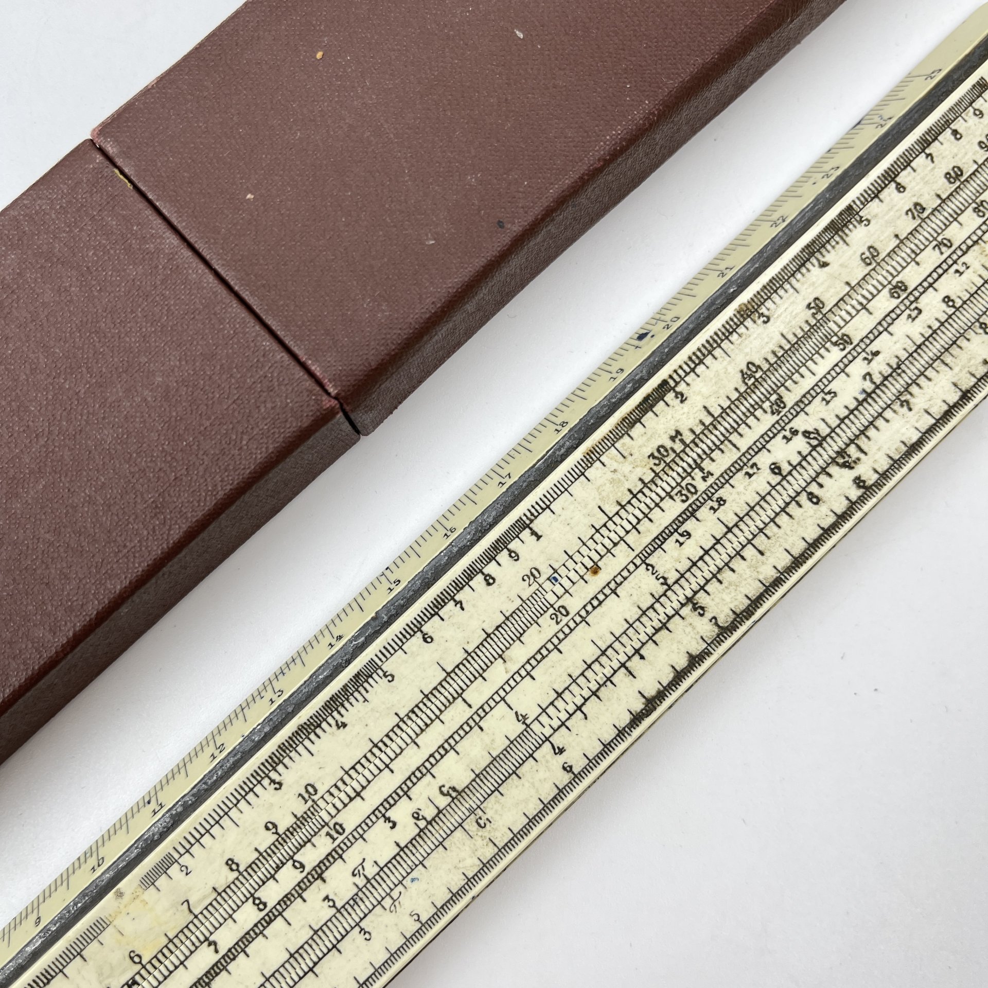 Линейка логарифмическая в кофре