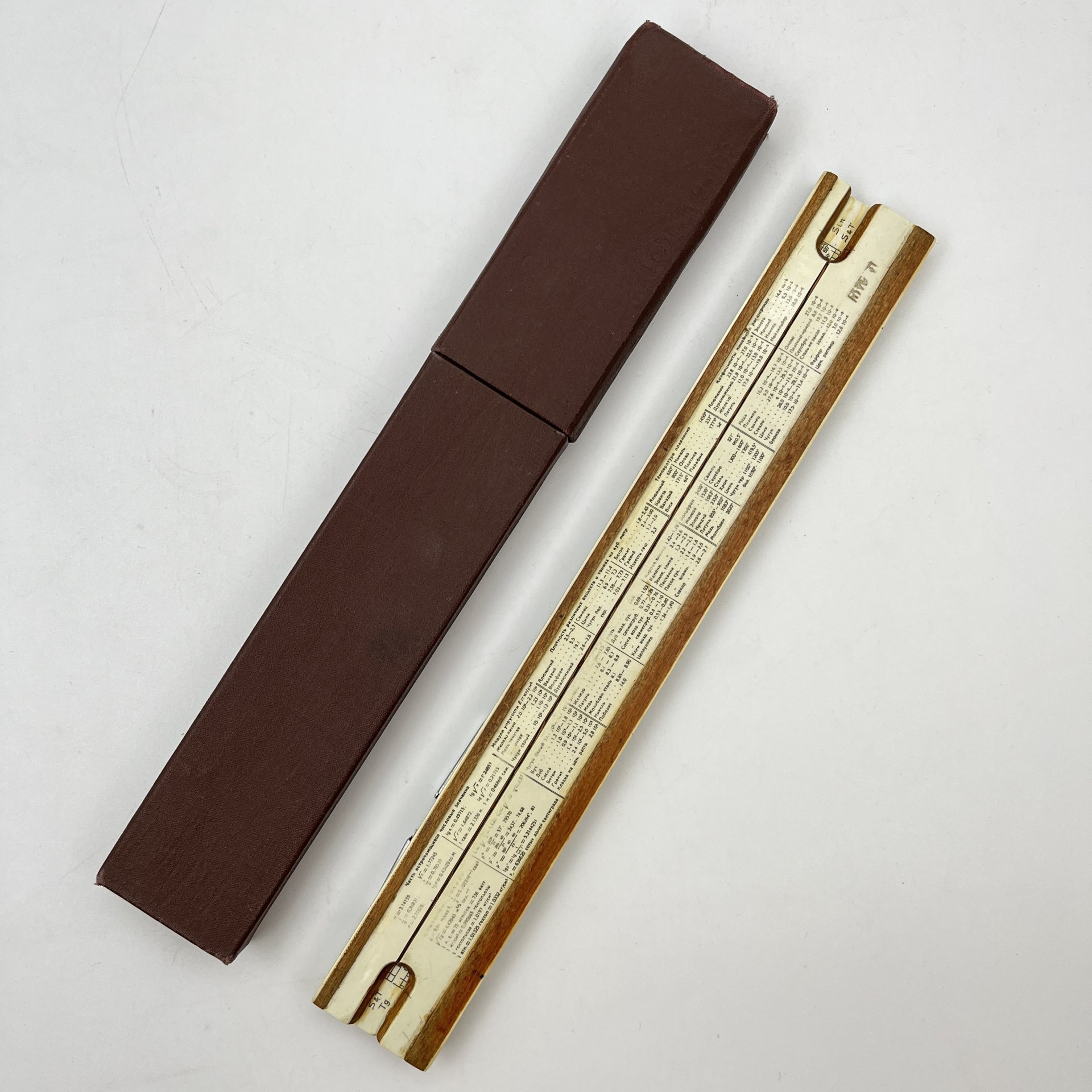 Линейка логарифмическая в кофре