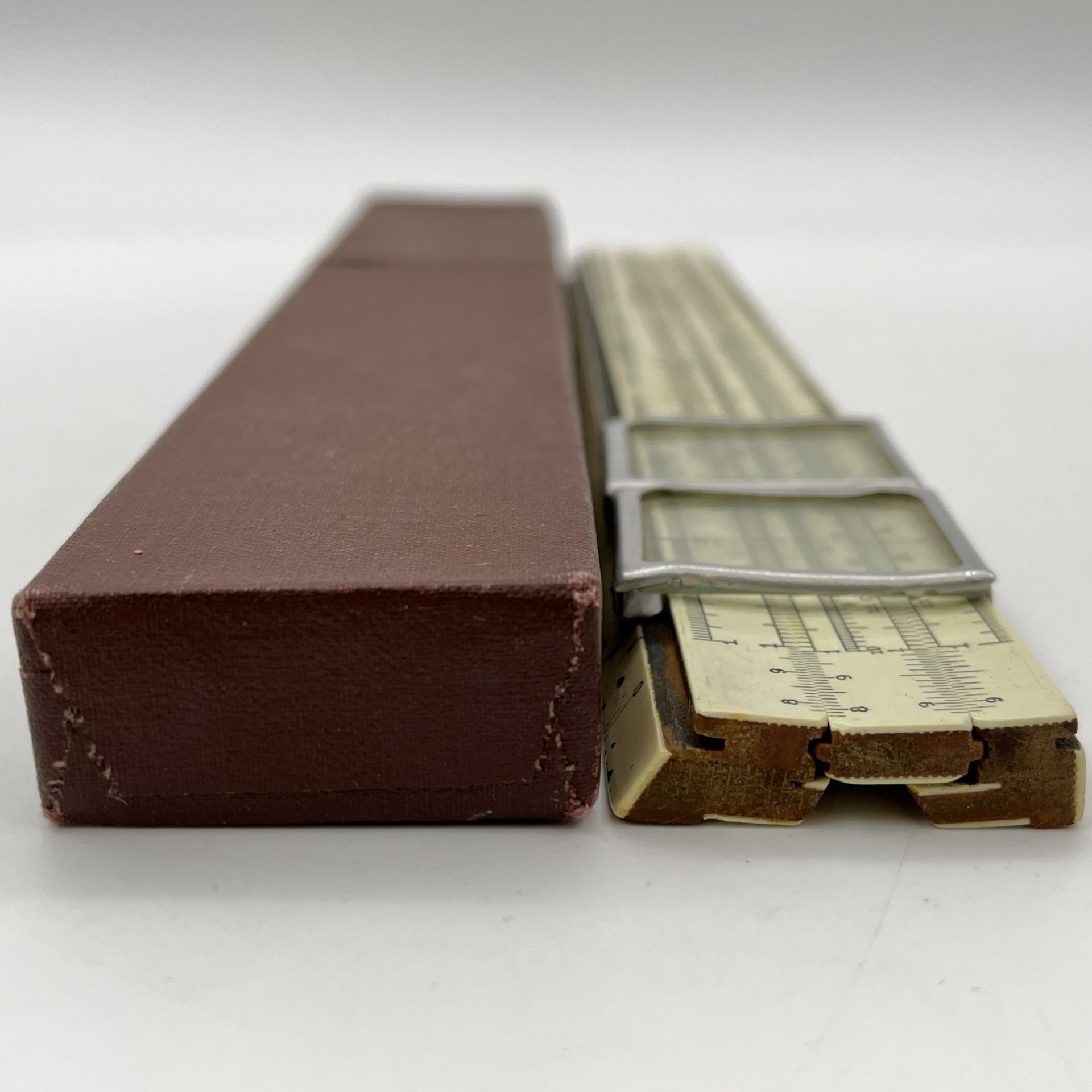 Линейка логарифмическая в кофре