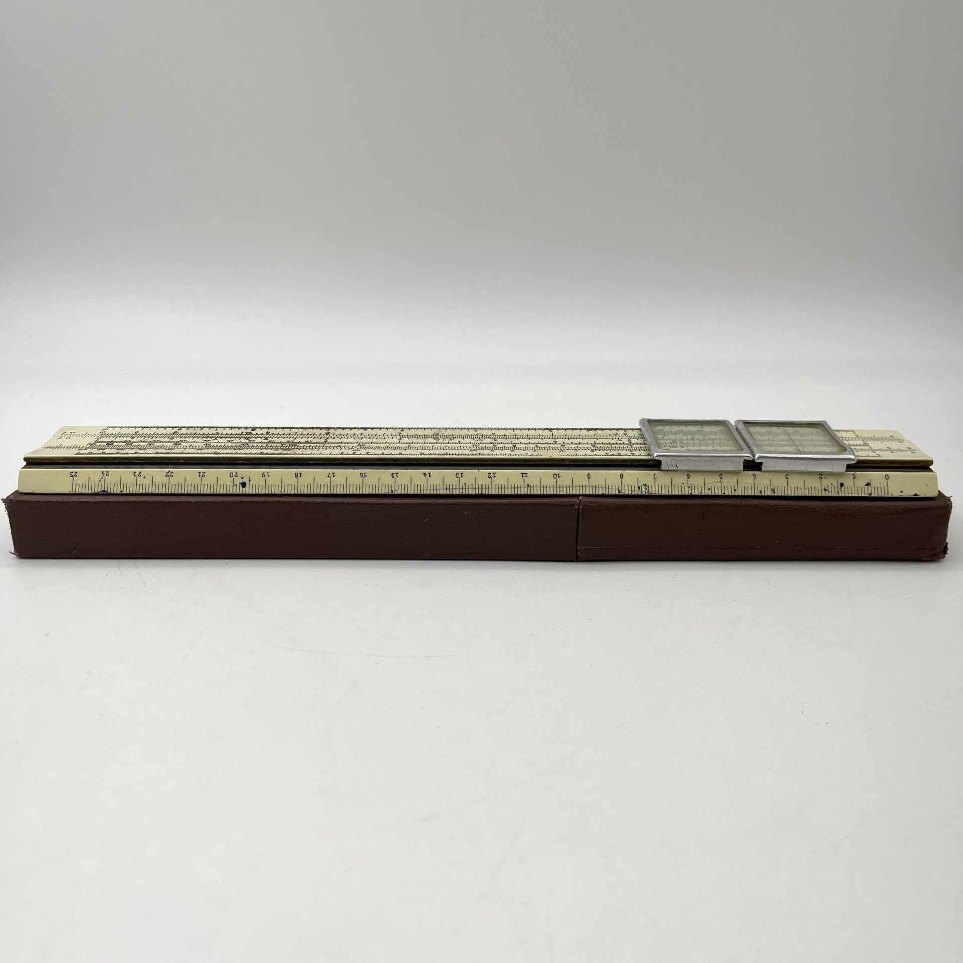 Линейка логарифмическая в кофре