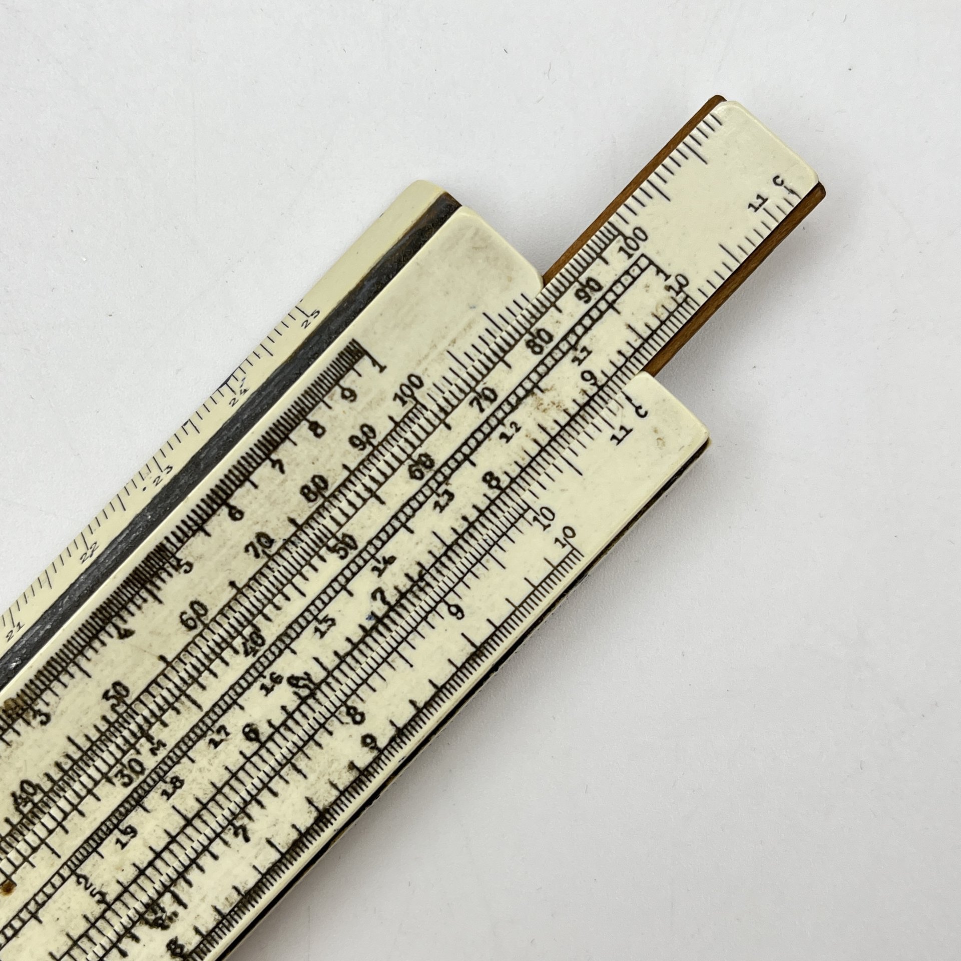 Линейка логарифмическая в кофре