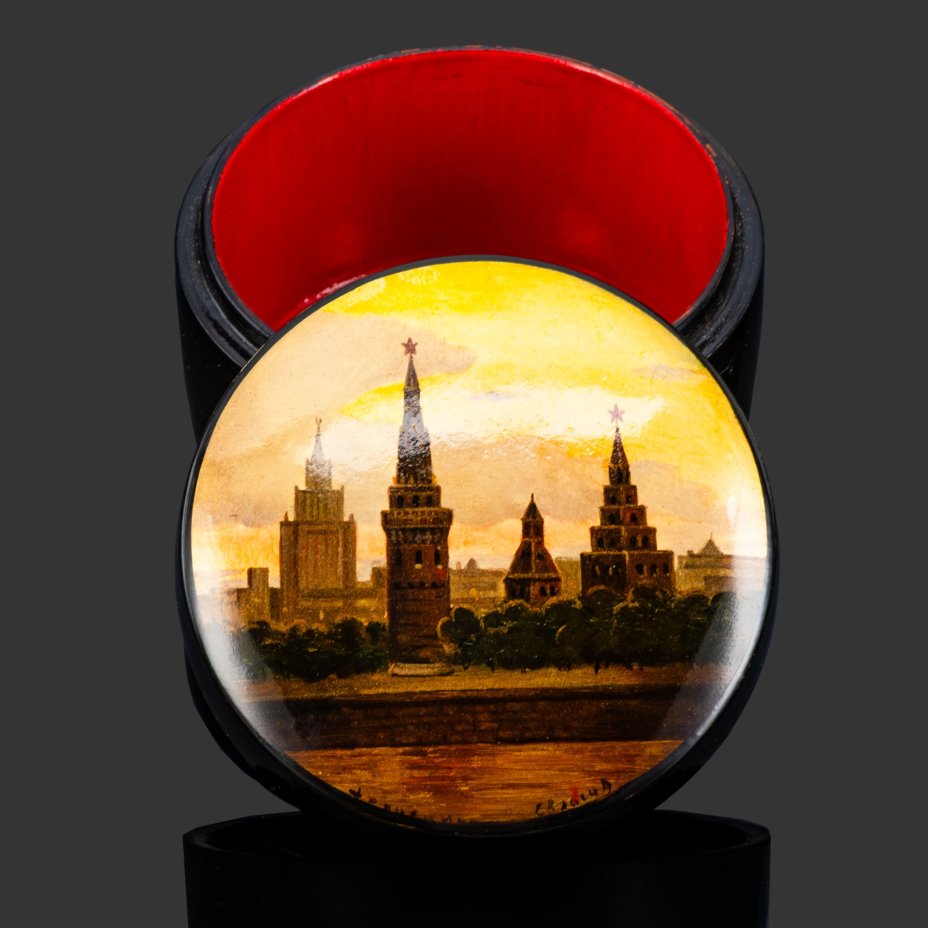 Шкатулка (лаковая миниатюра) "Москва. Кремль", автор Власов, папье-маше, лак, роспись, письмо "по-сквозному" (на светоотражающем материале), Федоскинская фабрика миниатюрной живописи (Федоскино), СССР, 1950-1980 гг.