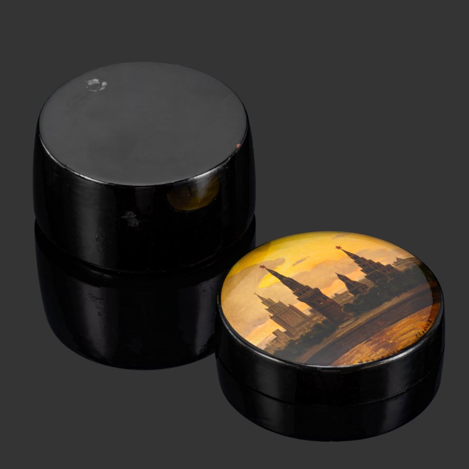 Шкатулка (лаковая миниатюра) "Москва. Кремль", автор Власов, папье-маше, лак, роспись, письмо "по-сквозному" (на светоотражающем материале), Федоскинская фабрика миниатюрной живописи (Федоскино), СССР, 1950-1980 гг.