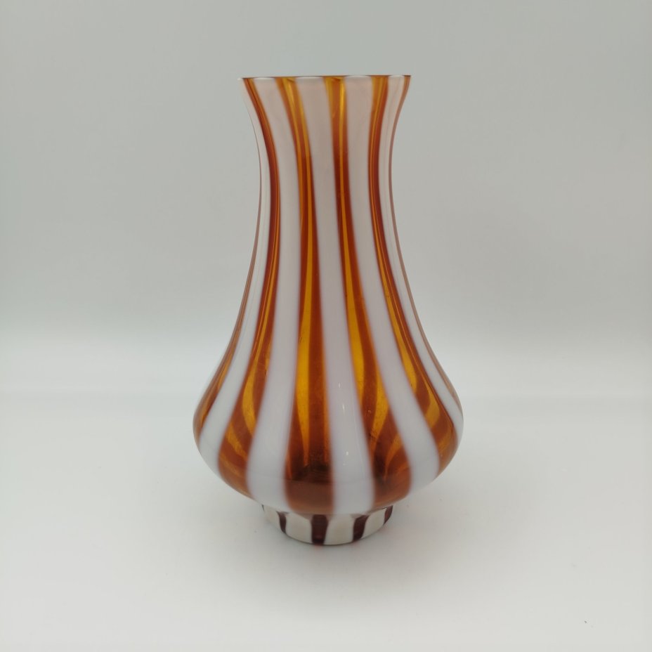 Ваза оригинальной формы с вертикальными полосами, стекло, сульфидно-цинковое стекло, Стекольный завод «Красный май», СССР, 1960-1980 гг.