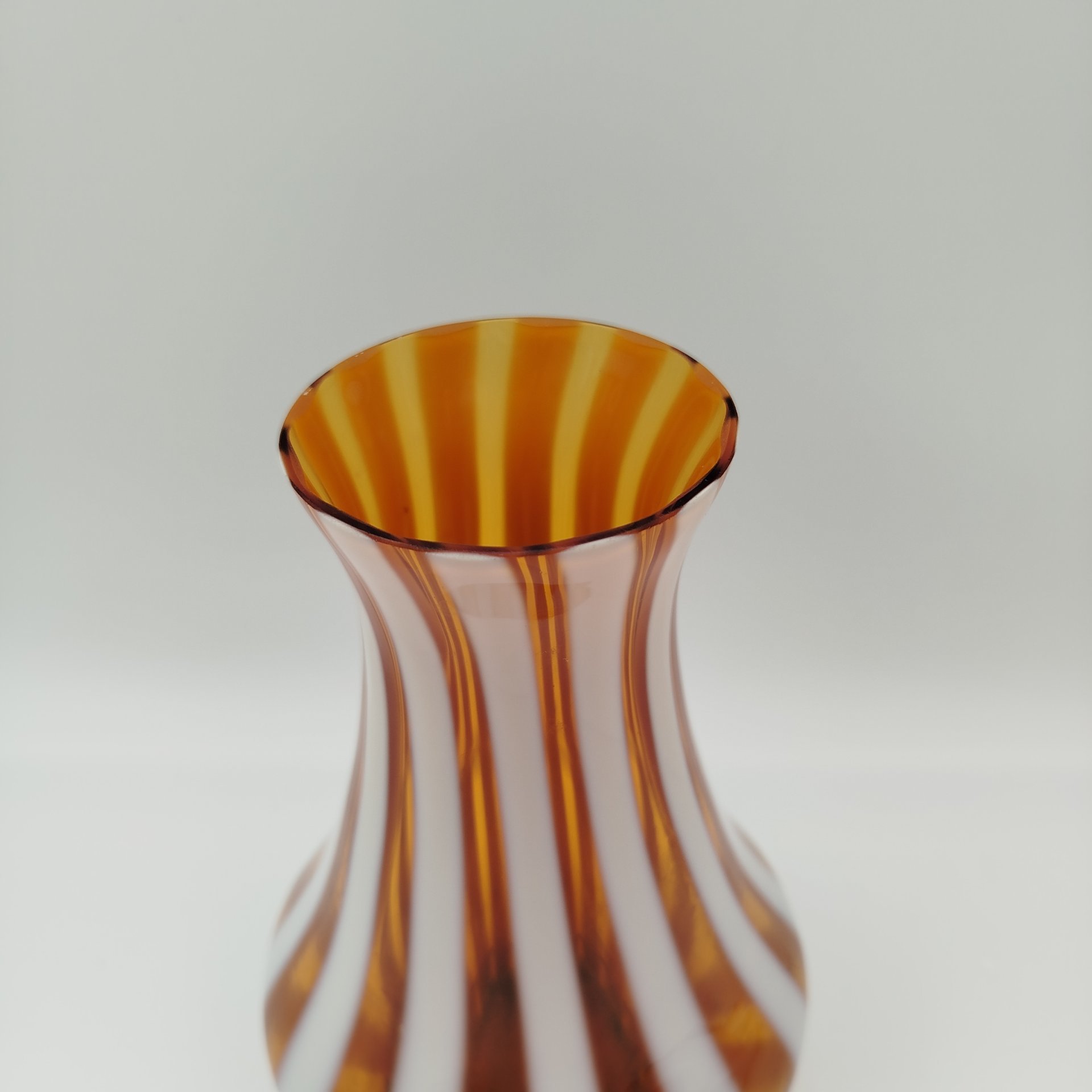 Ваза оригинальной формы с вертикальными полосами, стекло, сульфидно-цинковое стекло, Стекольный завод «Красный май», СССР, 1960-1980 гг.