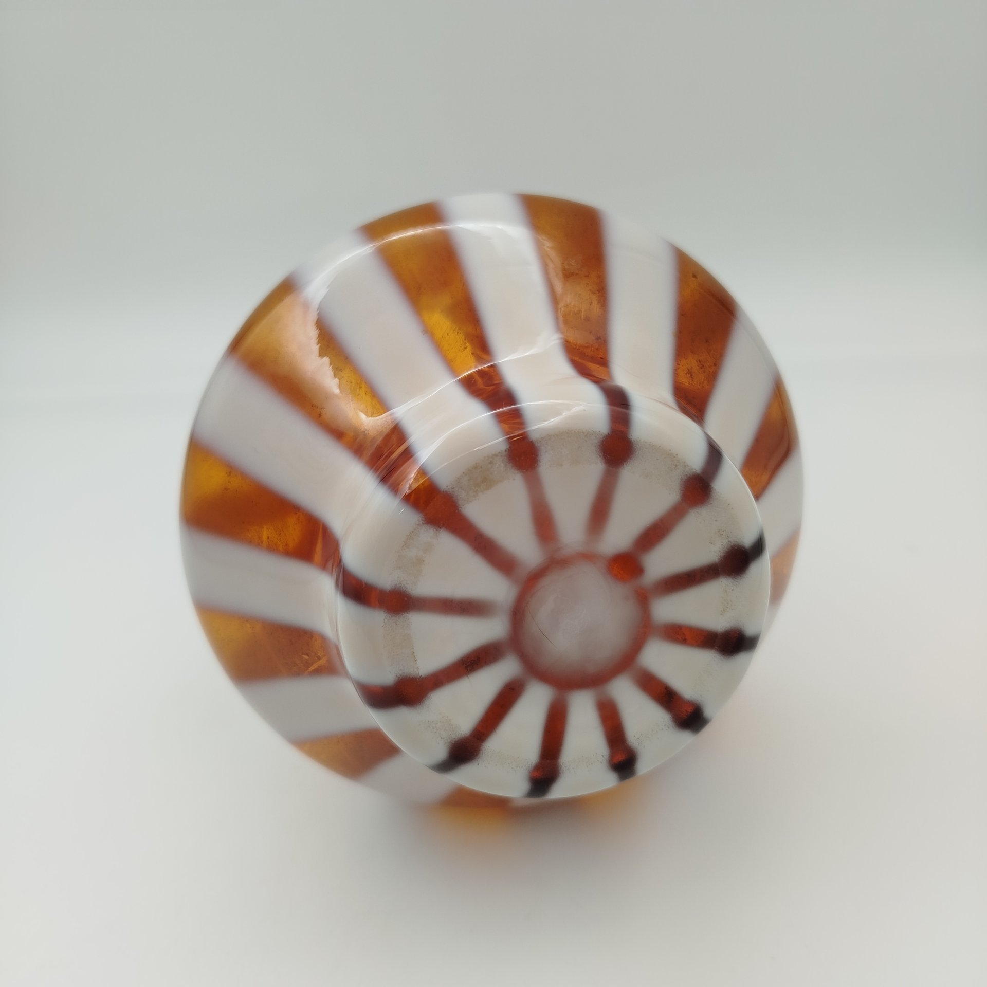 Ваза оригинальной формы с вертикальными полосами, стекло, сульфидно-цинковое стекло, Стекольный завод «Красный май», СССР, 1960-1980 гг.