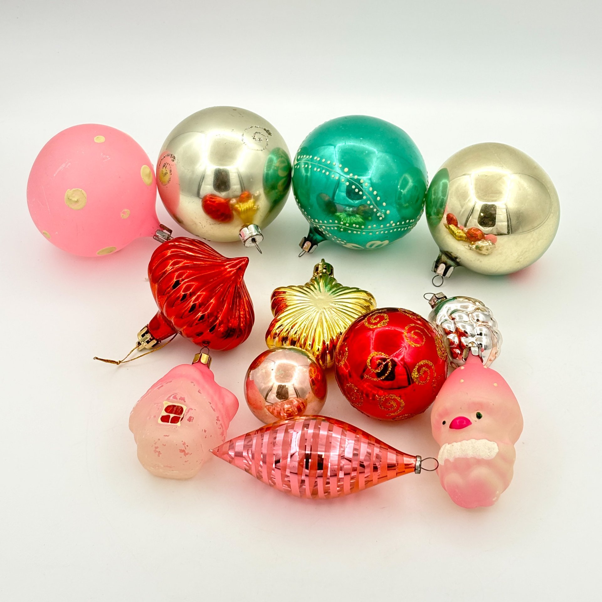 Набор из 12 фигурных подвесных ёлочных игрушек ("Шары", "Домик", "Гном", "Виноград"