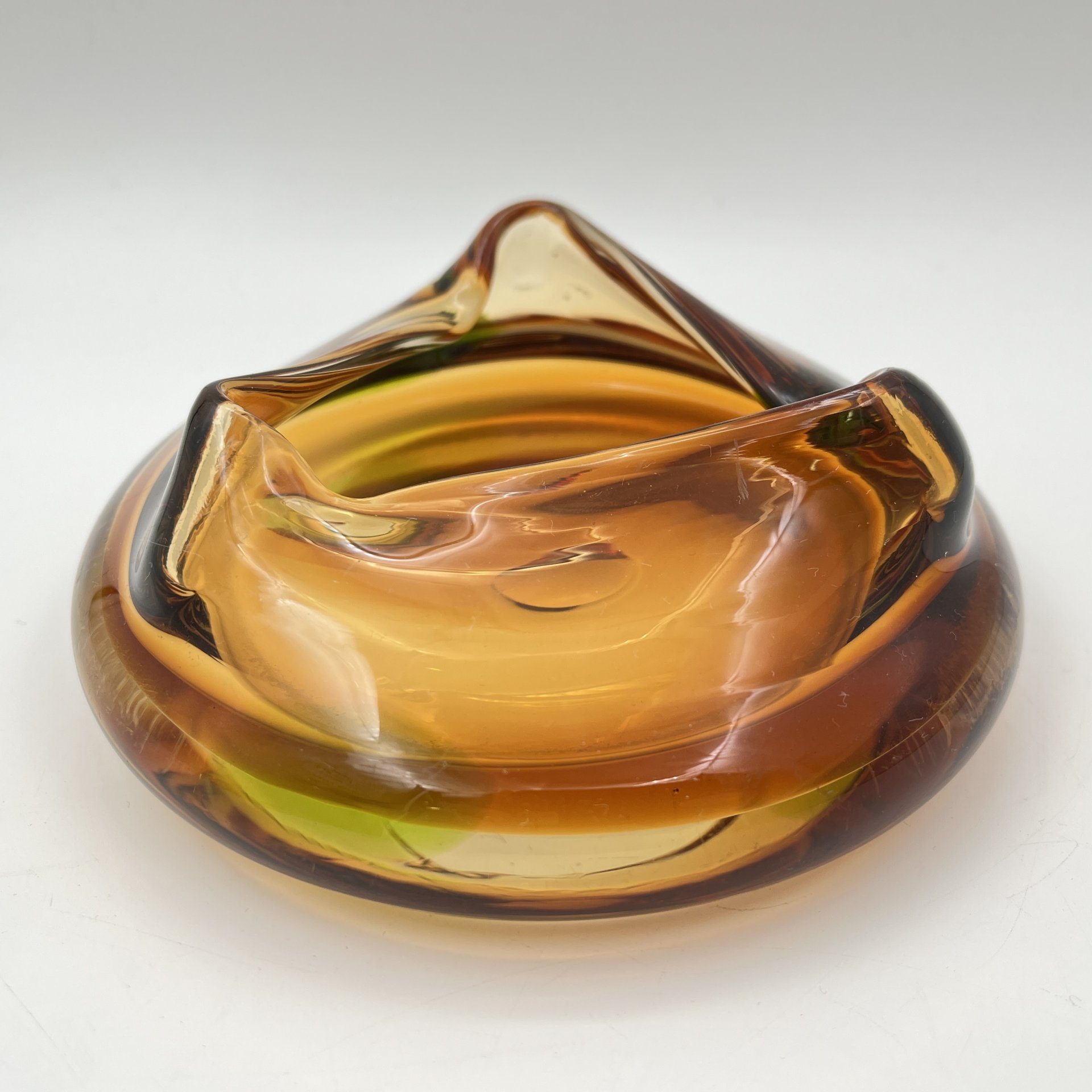 Пепельница необычной формы в янтарно-зелёной гамме, цветное стекло, гутная техника, Чехословакия, 1960-1980 гг.