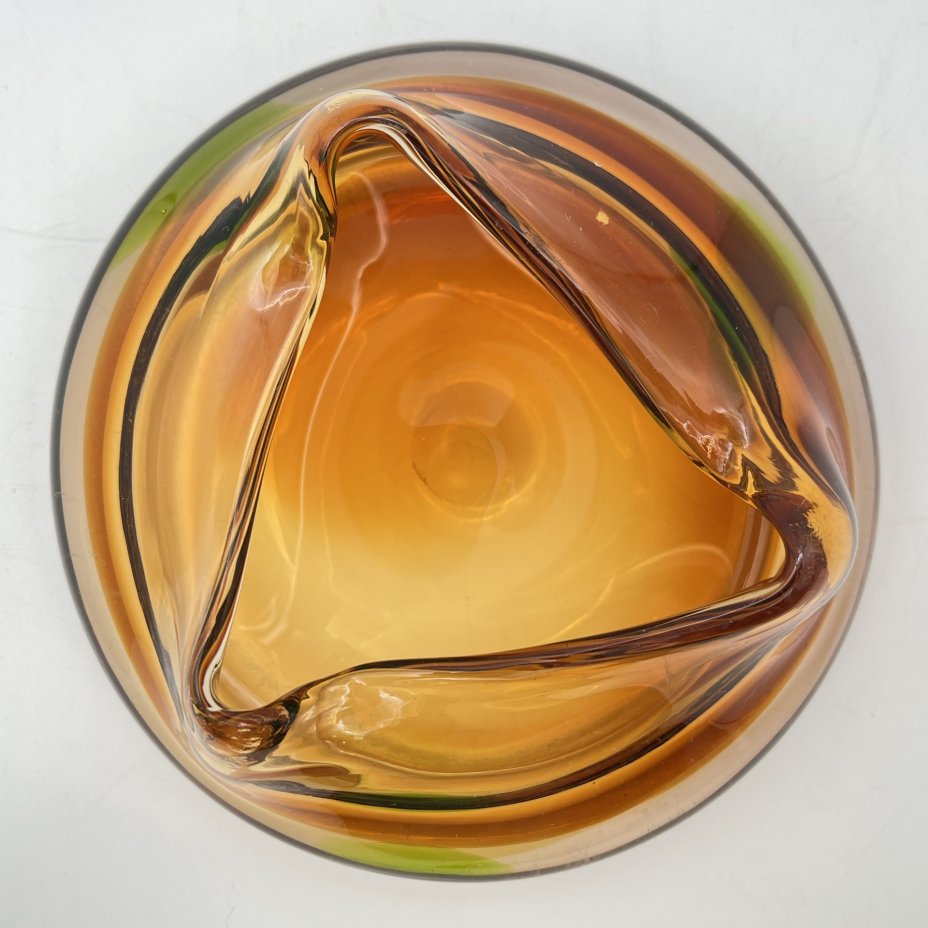 Пепельница необычной формы в янтарно-зелёной гамме