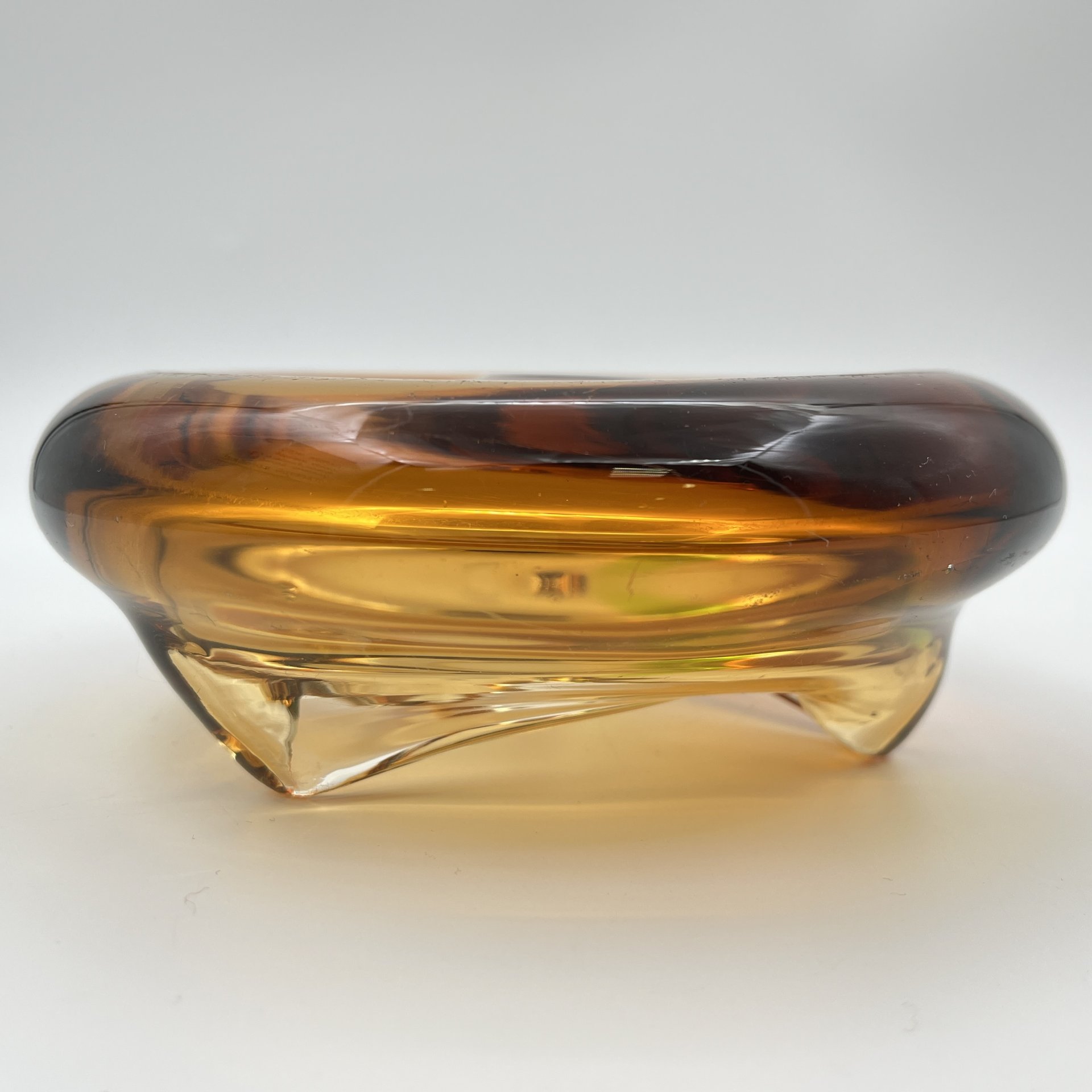 Пепельница необычной формы в янтарно-зелёной гамме, цветное стекло, гутная техника, Чехословакия, 1960-1980 гг.