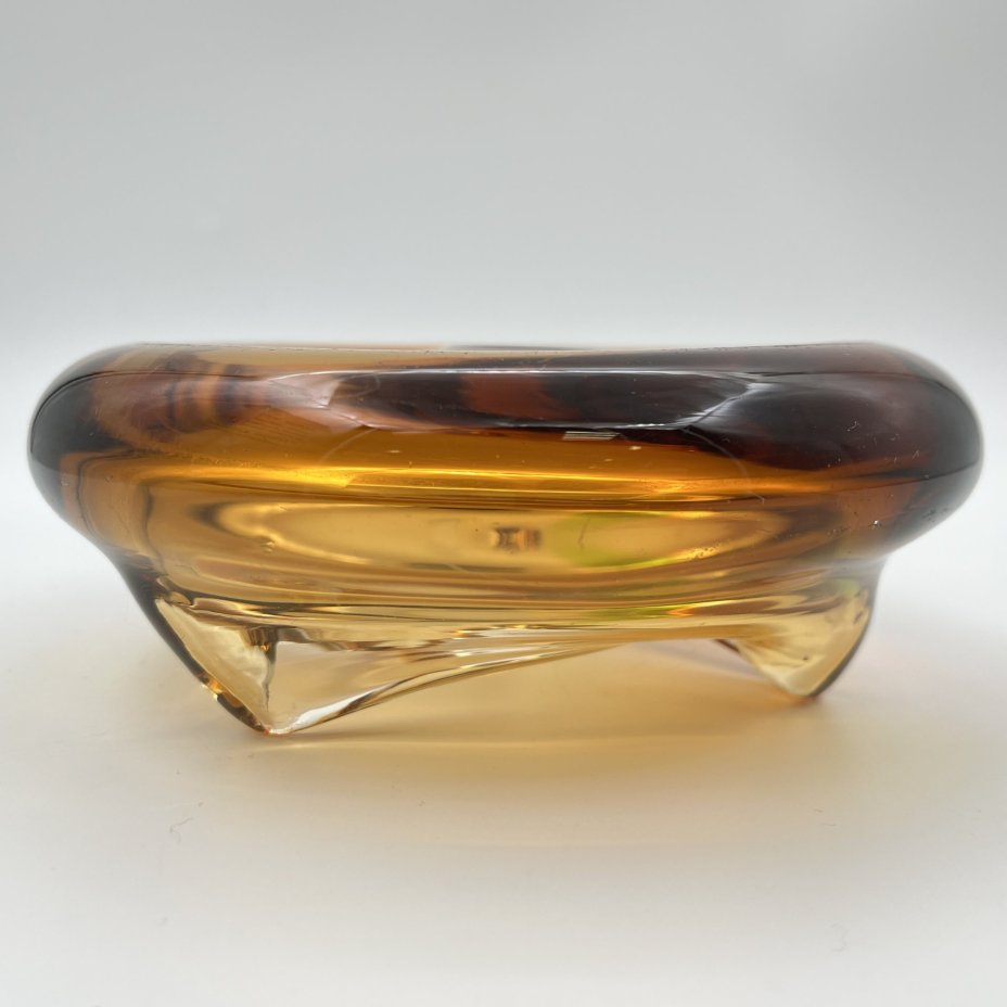 Пепельница необычной формы в янтарно-зелёной гамме