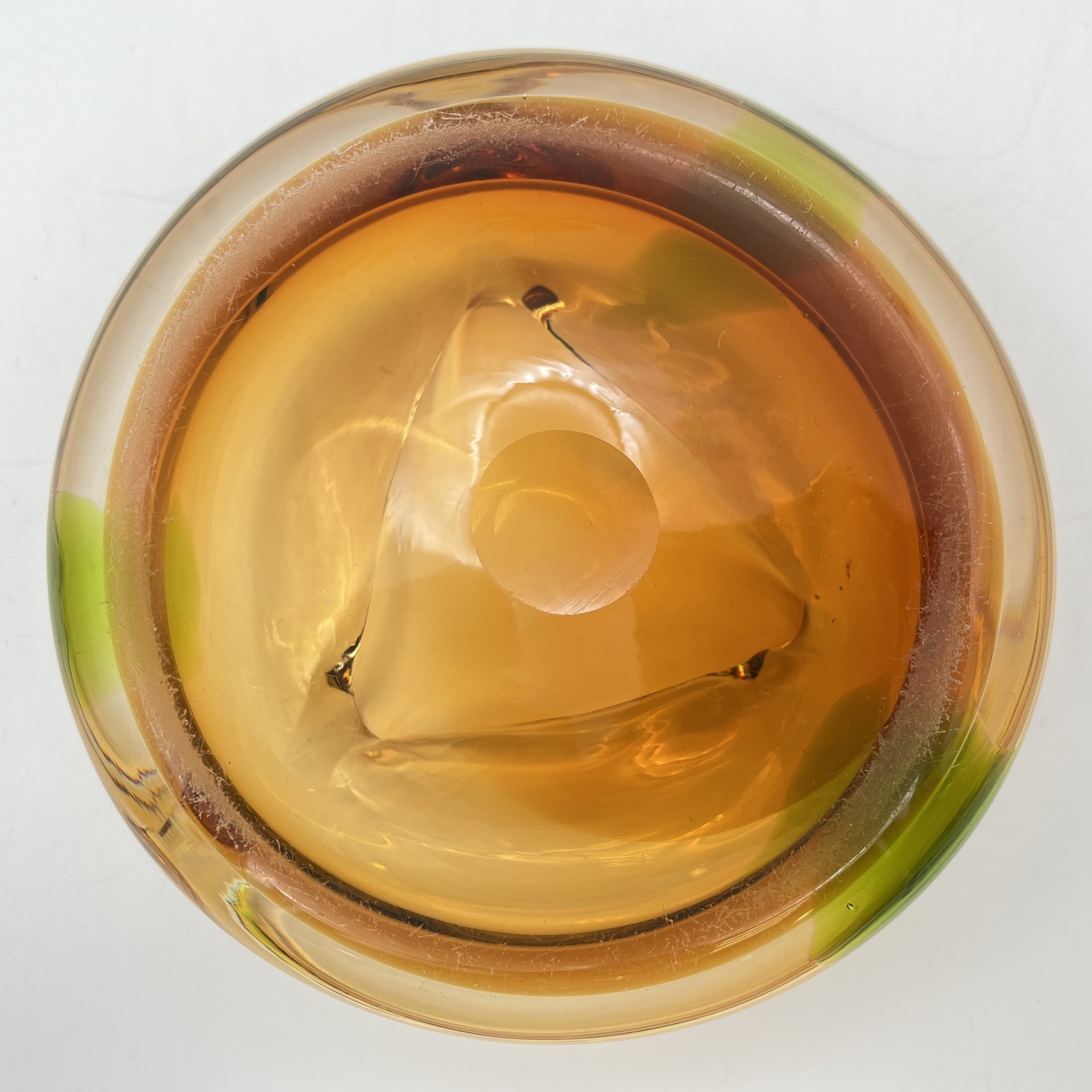 Пепельница необычной формы в янтарно-зелёной гамме, цветное стекло, гутная техника, Чехословакия, 1960-1980 гг.