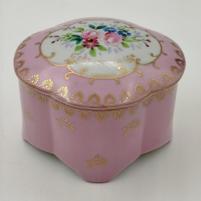 Шкатулка розового оттенка, украшенная цветочным декором, фарфор, роспись, крытье, золочение, Франция, 1950-1970 гг.