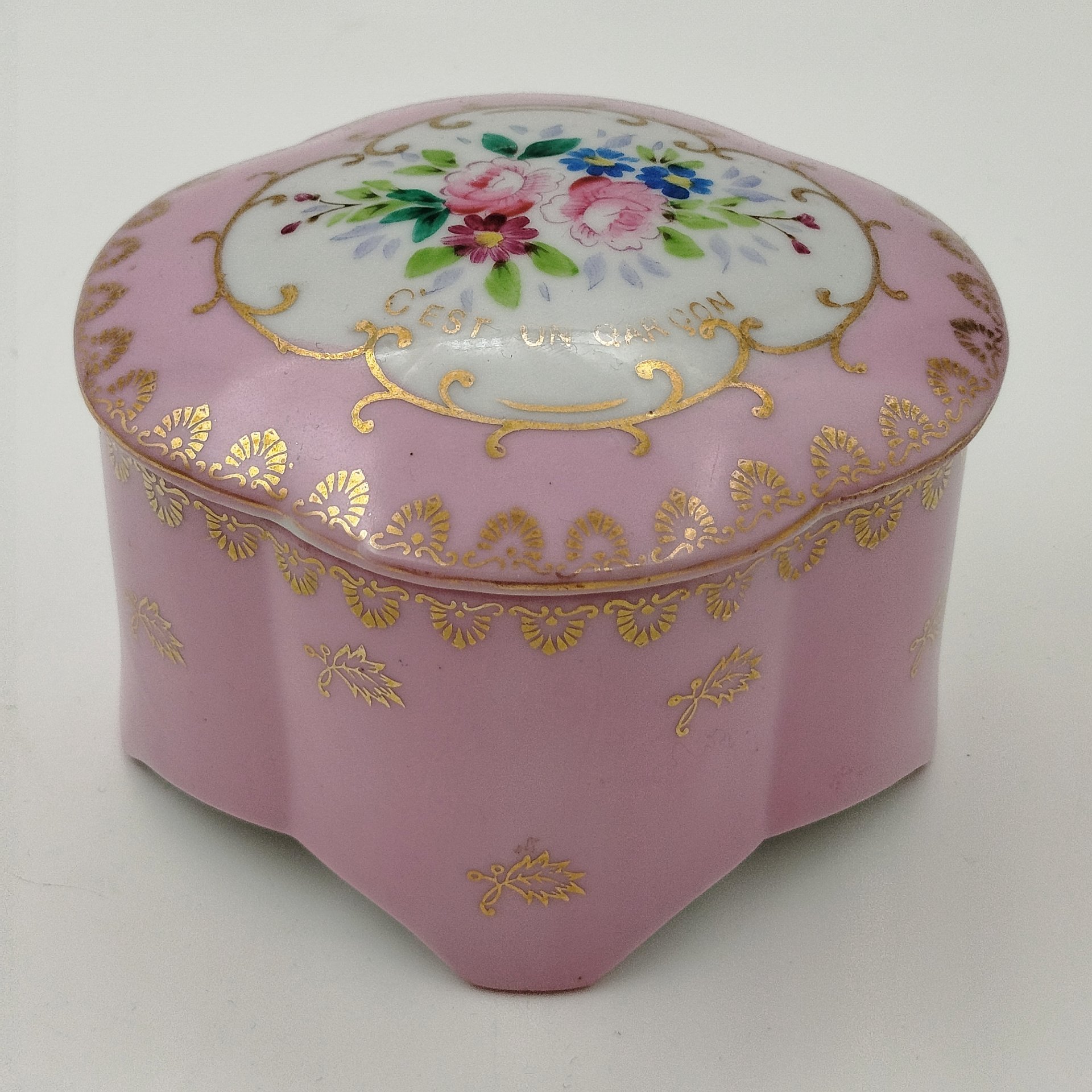 Шкатулка розового оттенка, украшенная цветочным декором, фарфор, роспись, крытье, золочение, Франция, 1950-1970 гг.
