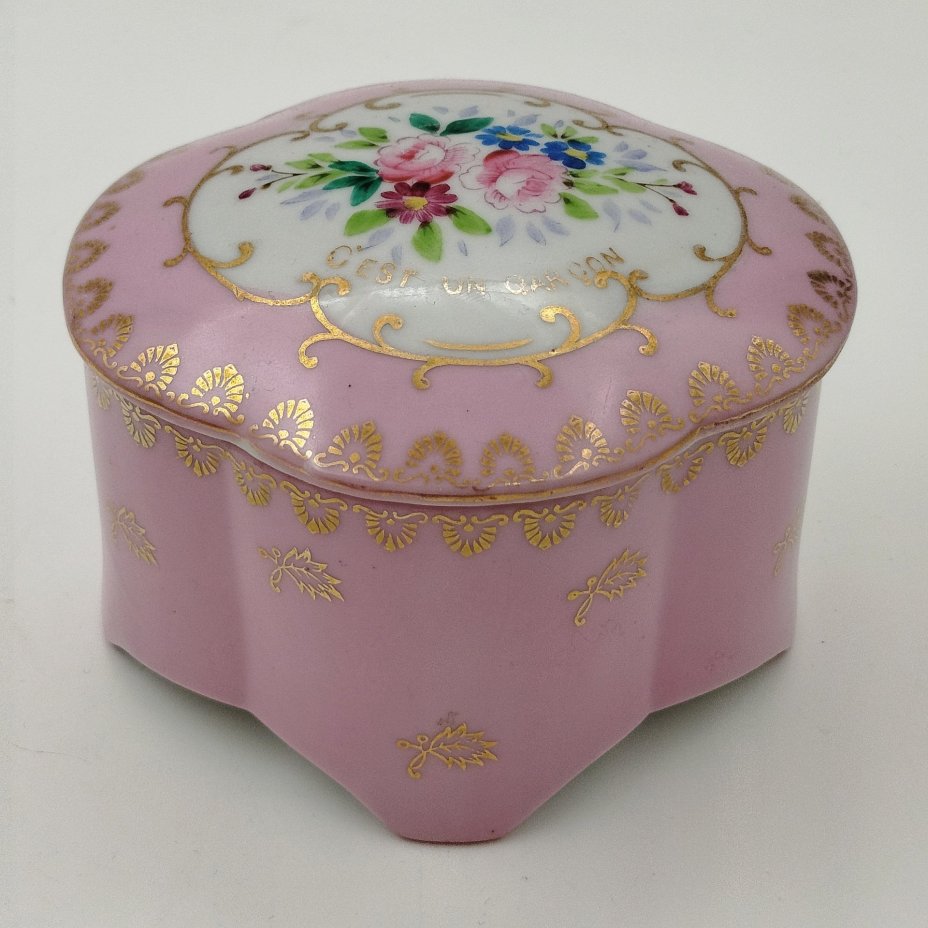 Шкатулка розового оттенка, украшенная цветочным декором, фарфор, роспись, крытье, золочение, Франция, 1950-1970 гг.