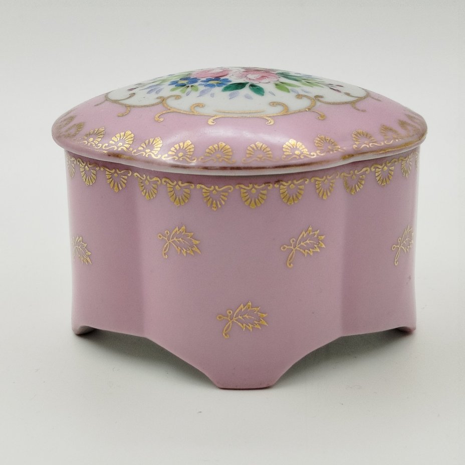 Шкатулка розового оттенка, украшенная цветочным декором