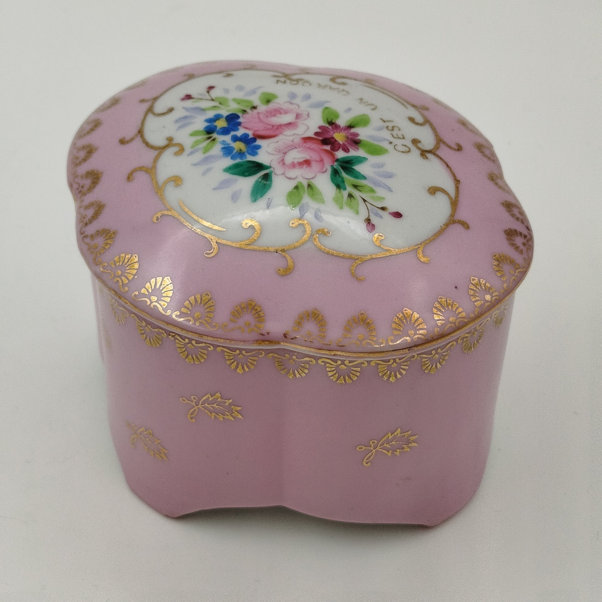 Шкатулка розового оттенка, украшенная цветочным декором, фарфор, роспись, крытье, золочение, Франция, 1950-1970 гг.