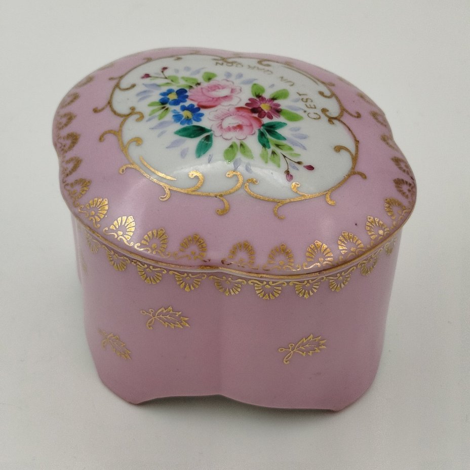 Шкатулка розового оттенка, украшенная цветочным декором