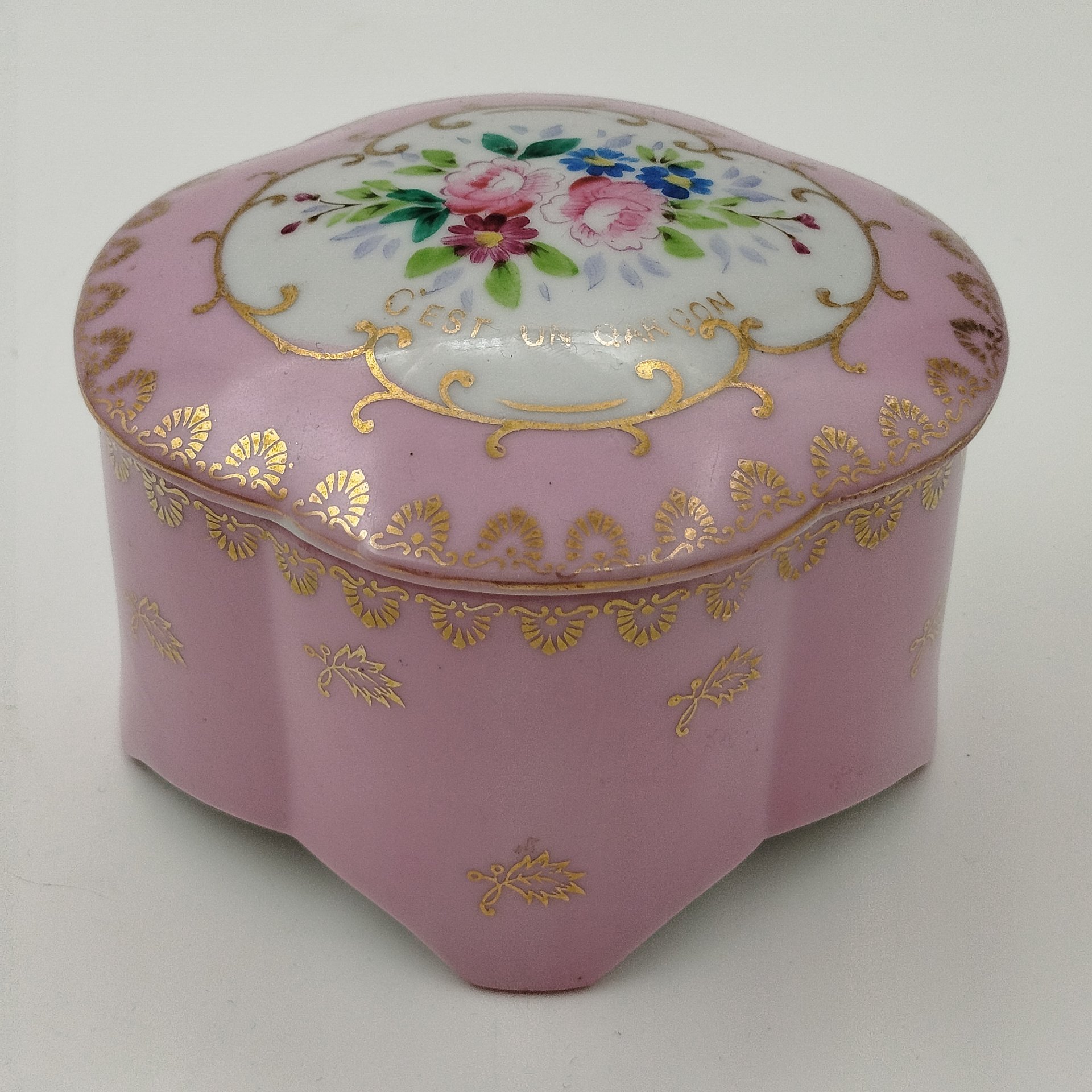 Шкатулка розового оттенка, украшенная цветочным декором, фарфор, роспись, крытье, золочение, Франция, 1950-1970 гг.