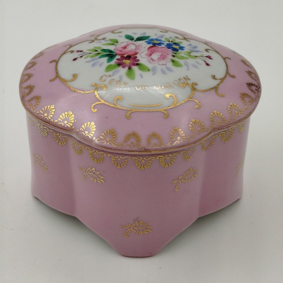 Шкатулка розового оттенка, украшенная цветочным декором