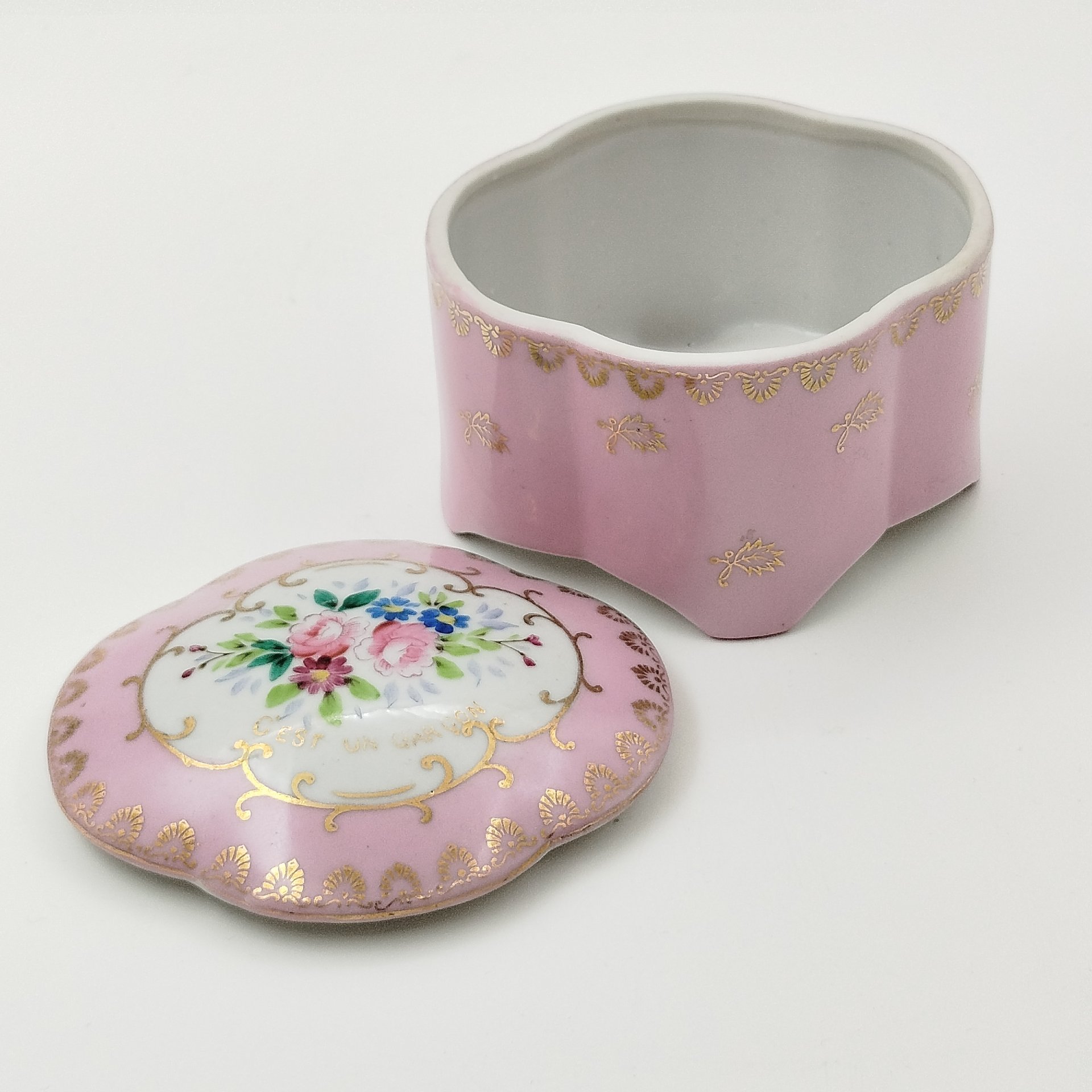 Шкатулка розового оттенка, украшенная цветочным декором, фарфор, роспись, крытье, золочение, Франция, 1950-1970 гг.