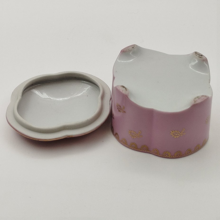 Шкатулка розового оттенка, украшенная цветочным декором