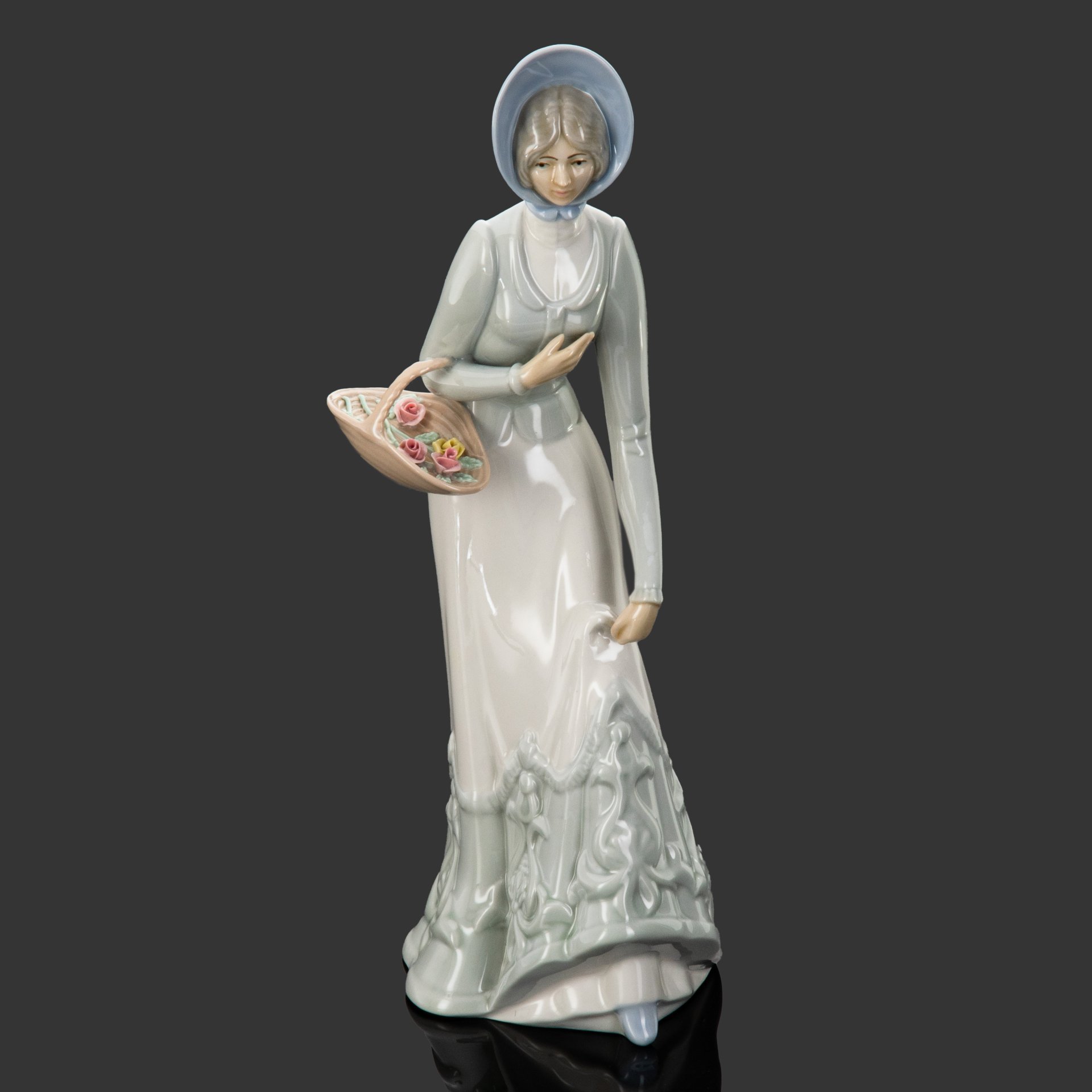 Статуэтка "Девушка в чепчике" ("На рынок"), Valencia, скульптор Miguel Requena, фарфор, роспись