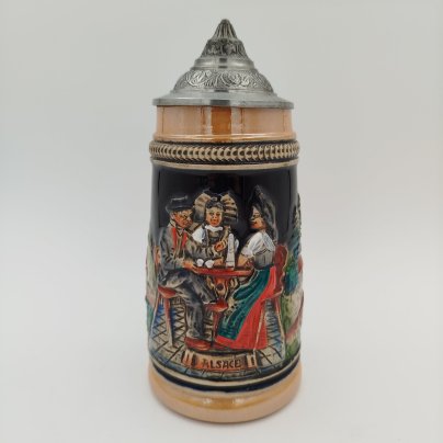 Кружка пивная с крышкой, украшенная сценой застолья
