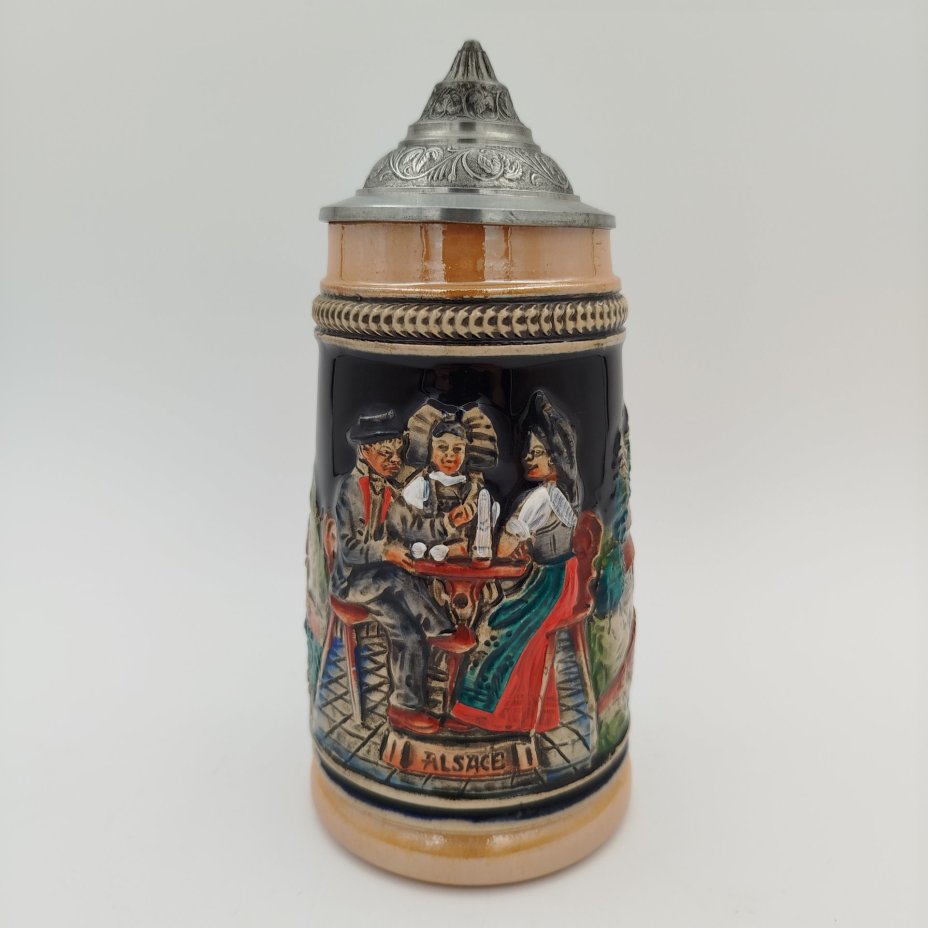Кружка пивная с крышкой, украшенная сценой застолья