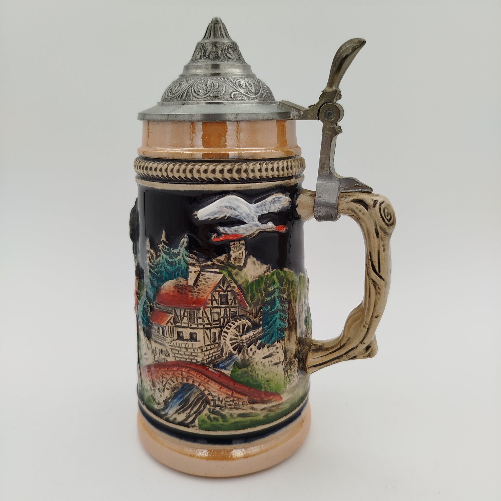 Кружка пивная с крышкой, украшенная сценой застолья