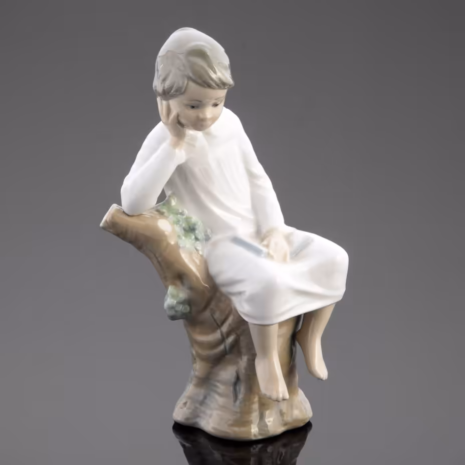 Статуэтка "Мальчик читающий книгу", Lladro