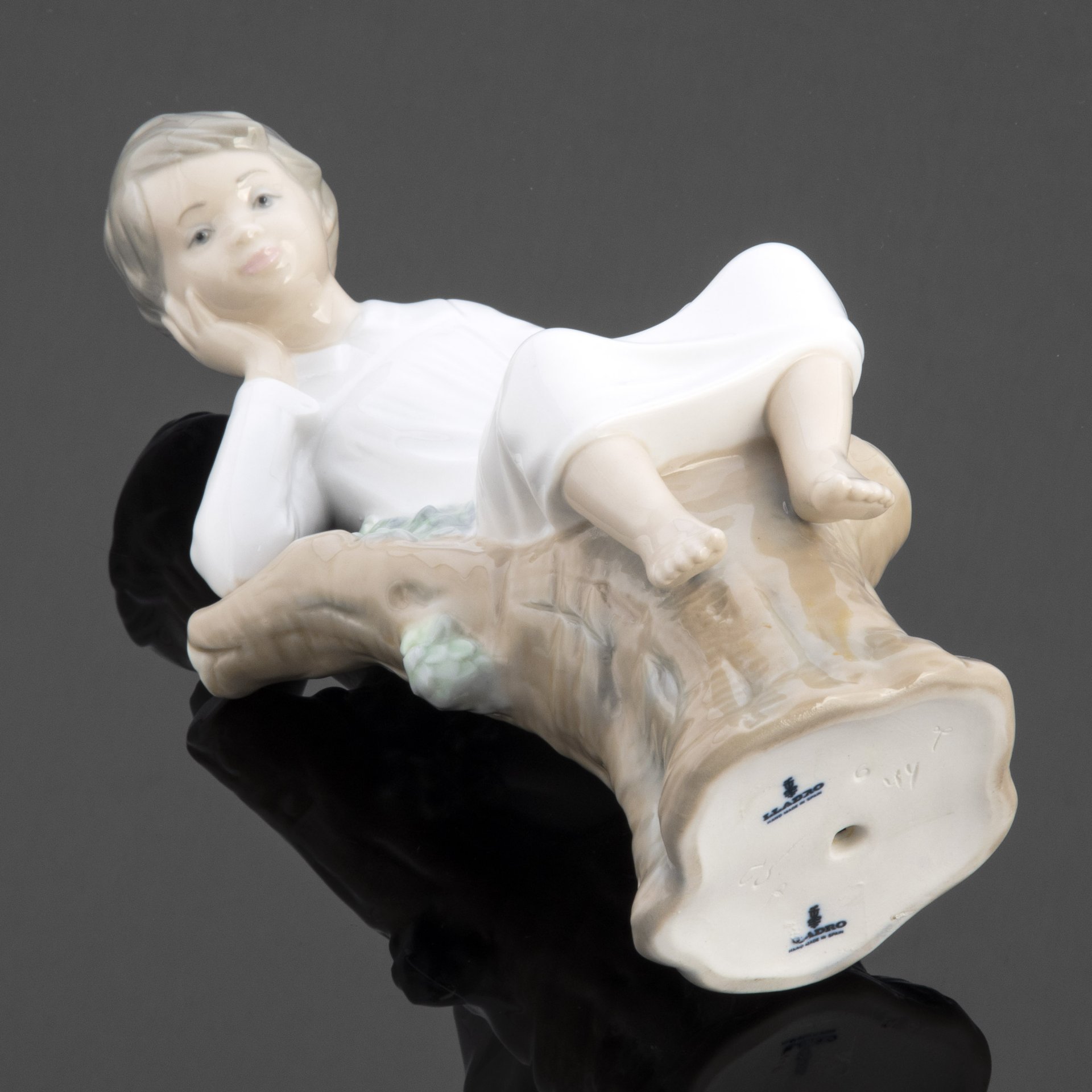 Статуэтка "Мальчик читающий книгу", Lladro