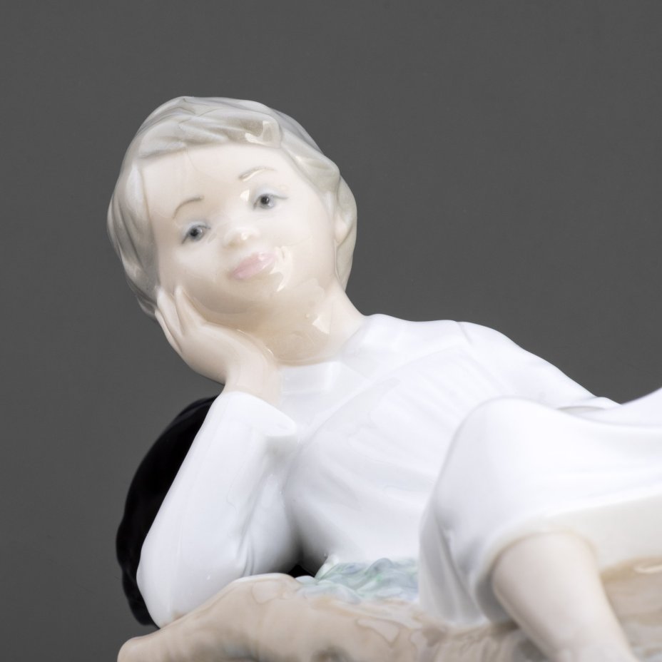Статуэтка "Мальчик читающий книгу", Lladro