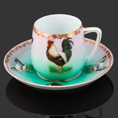 Кофейная пара с изображением куриц и петухов, фарфор, аэрография, деколь, золочение, Товарищество М.С. Кузнецова, Российская империя, 1897-1917 гг.