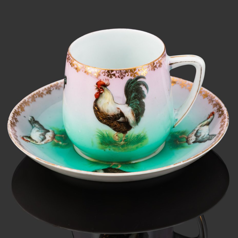 Кофейная пара с изображением куриц и петухов, фарфор, аэрография, деколь, золочение, Товарищество М.С. Кузнецова, Российская империя, 1897-1917 гг.
