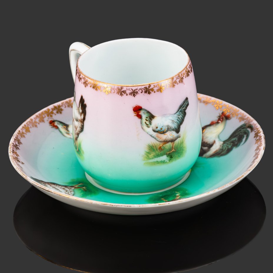 Кофейная пара с изображением куриц и петухов, фарфор, аэрография, деколь, золочение, Товарищество М.С. Кузнецова, Российская империя, 1897-1917 гг.